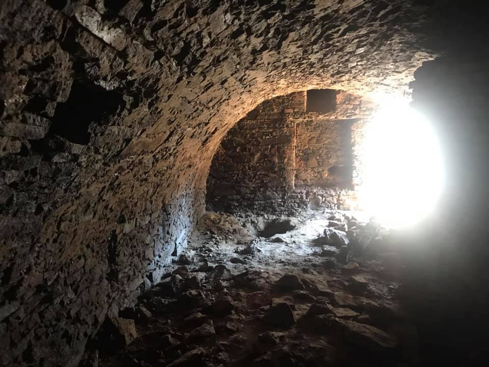 Підземний хід, відкопаний в центрі Ужгорода на будівництві, вивів до старовинного невідомого підвалу (ФОТО) 