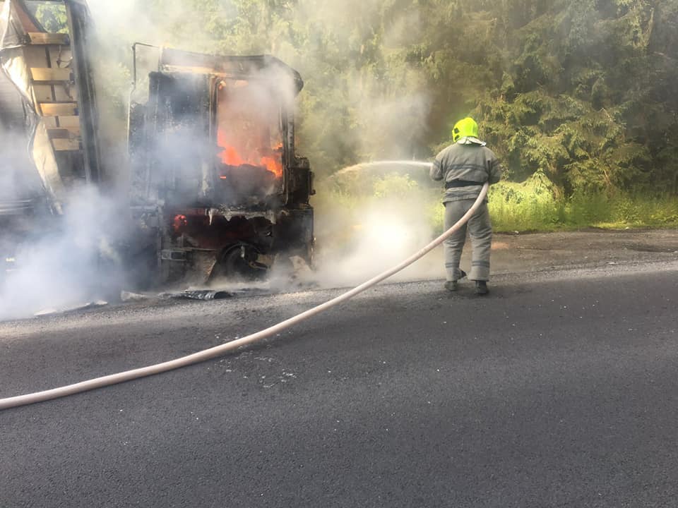 На Рахівщині гасили пожежу у вантажівці, що загорілася під час руху (ФОТО)