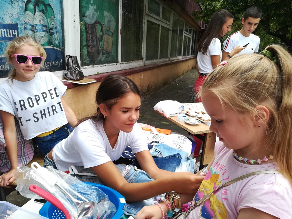 У Кам'яниці на Ужгородщині підлітки організували доброчинний "Кураж-базар" (ФОТО)