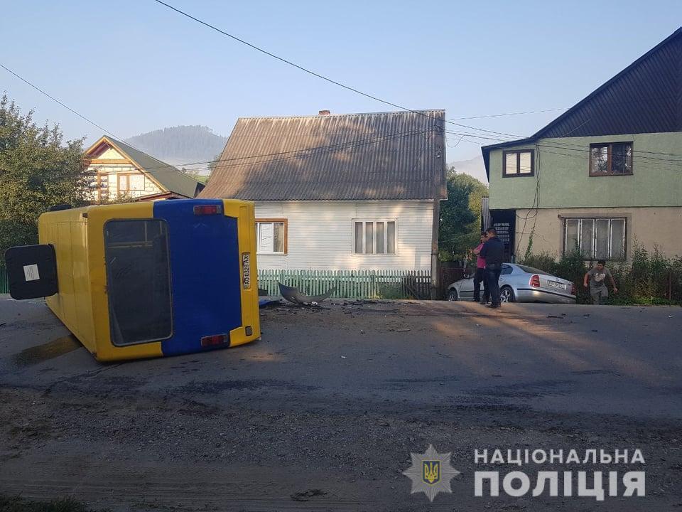 Унаслідок зіткнення легковика з рейсовим автобусом на Рахівщині до лікарні потрапили 10 постраждалих (ФОТО)