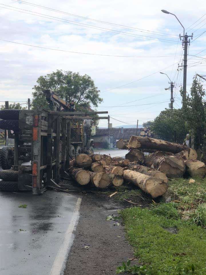 ФОТОФАКТ. На Тячівщині перекинулася вантажівка з дровами