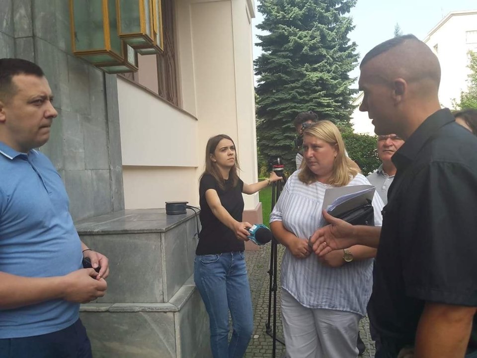 Обурені жителі Берегівщини разом із батьком 17-річного хлопця, що загинув у ДТП, прийшли до керівника обласної поліції (ФОТО, ВІДЕО)