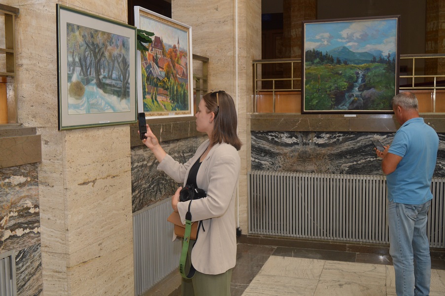 В Ужгороді до Дня Прапора та Дня Незалежності України відкрили одразу дві художні виставки (ФОТО)