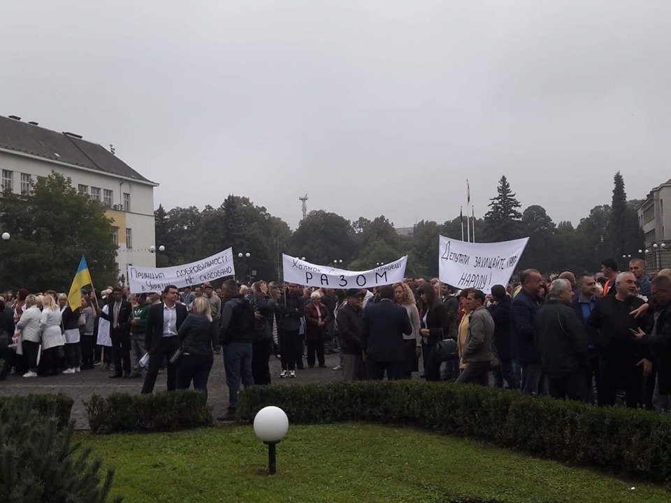 Мешканці Холмока та Оноківців на мітингу в Ужгороді наполягають на створенні своїх, окремих від Ужгорода ОТГ (ФОТО)