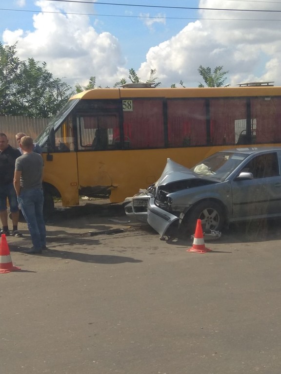 В Ужгороді легковик зіткнувся з маршруткою (ФОТО)