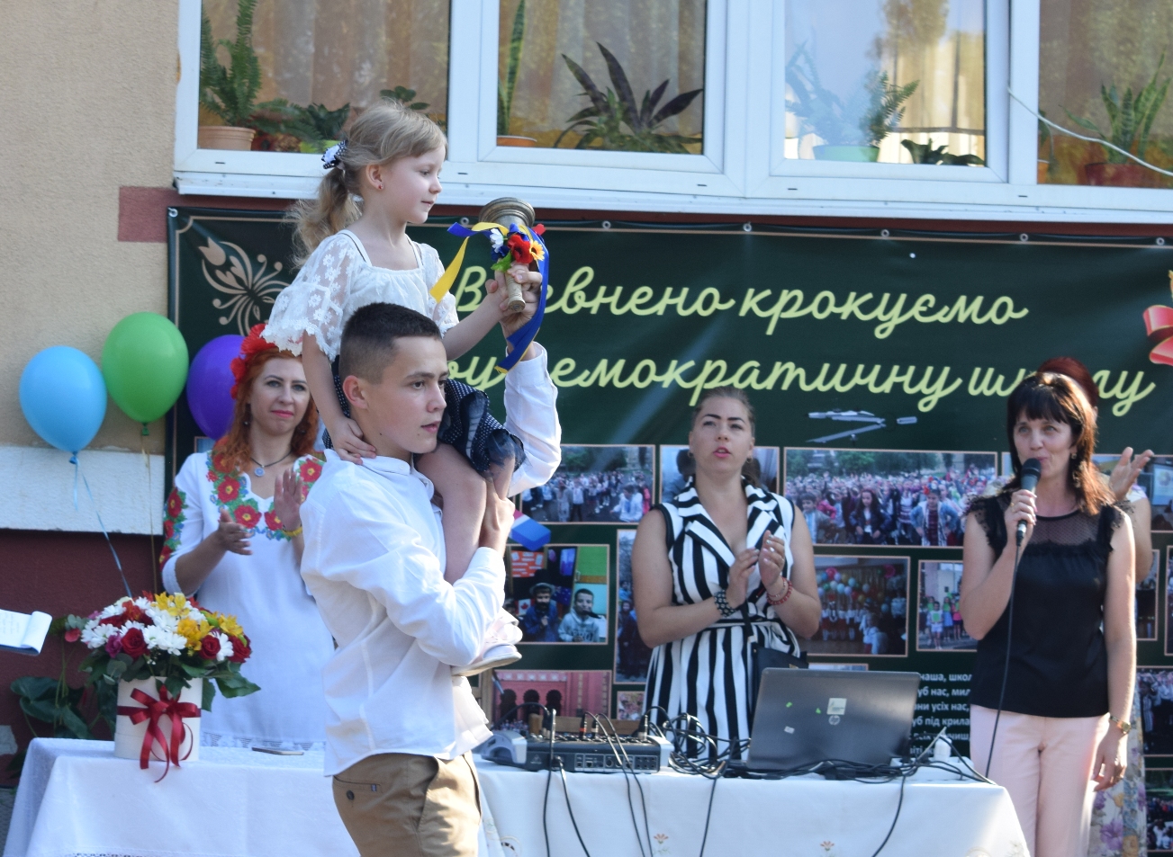 Єдина зі шкіл Ужгорода сьогодні відзначила Першовересень артпікніком (ФОТО)