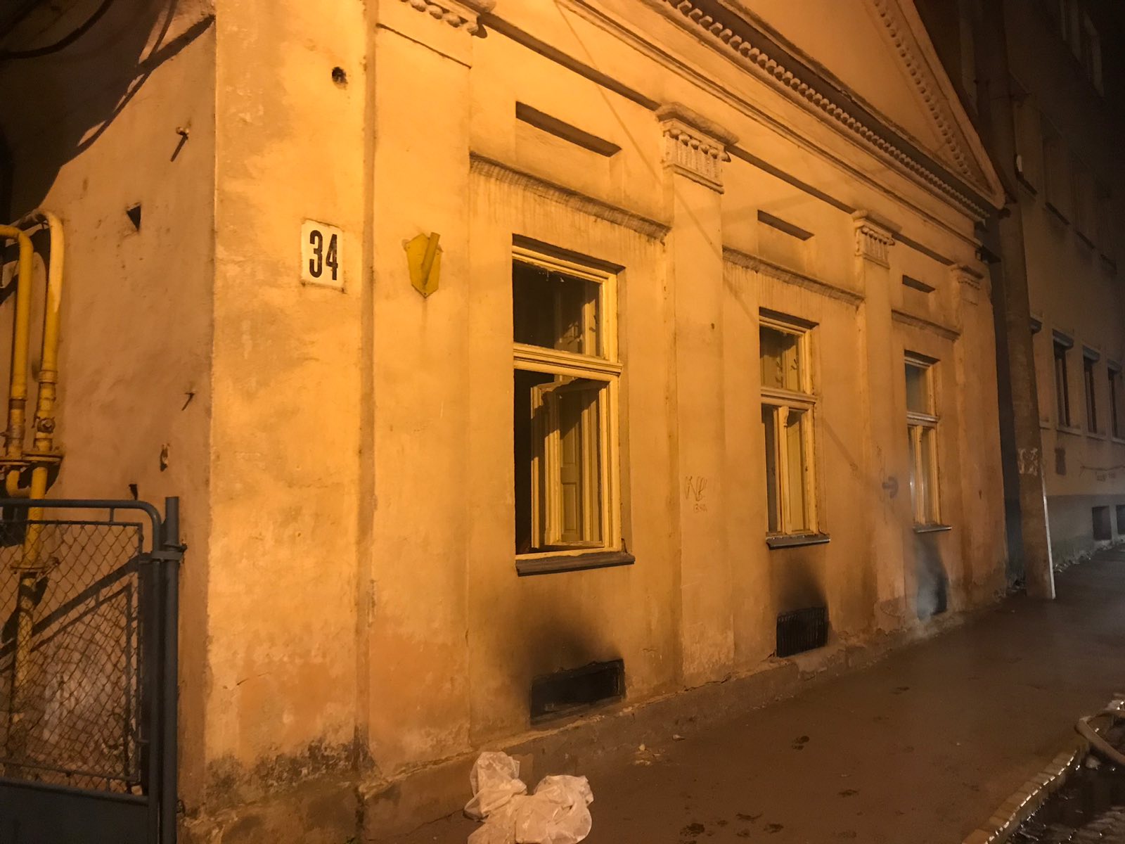 Під час гасіння пожежі в будинку в Ужгороді врятували трьох людей
