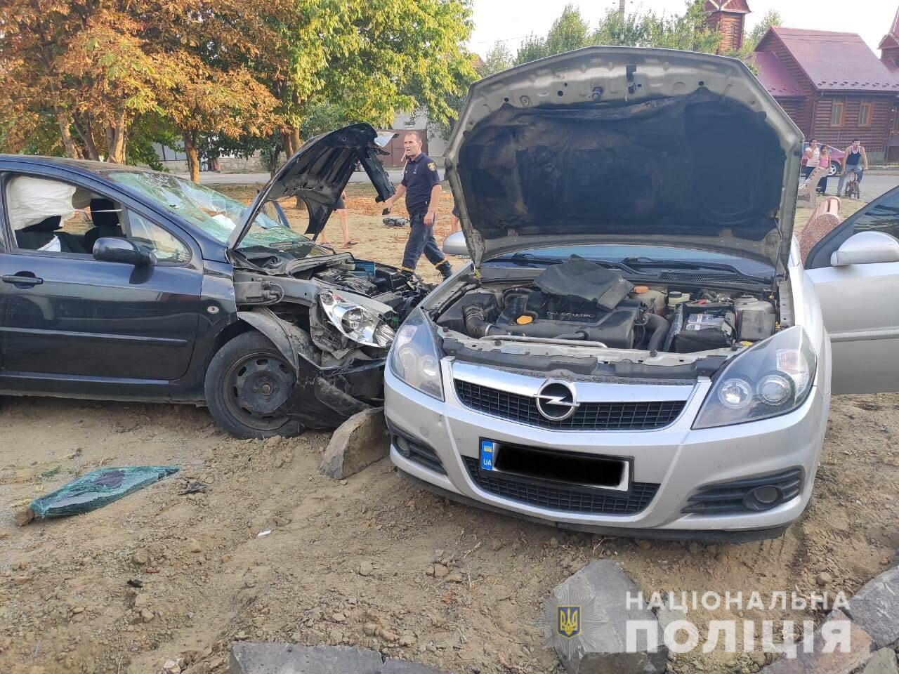У Берегові "п’яне" Peugeot на швидкості врізалося в припаркований Opel, травмувавши 3 жінок (ФОТО)