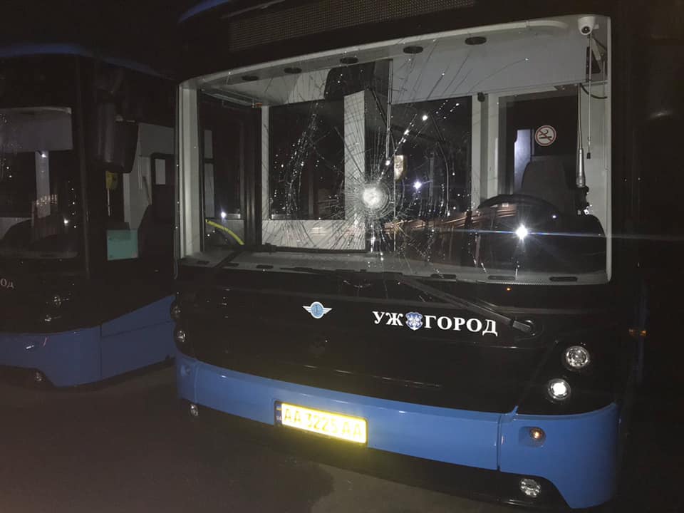 В Ужгороді знову розбили каменями лобові вікна в комунальних автобусах (ФОТО)