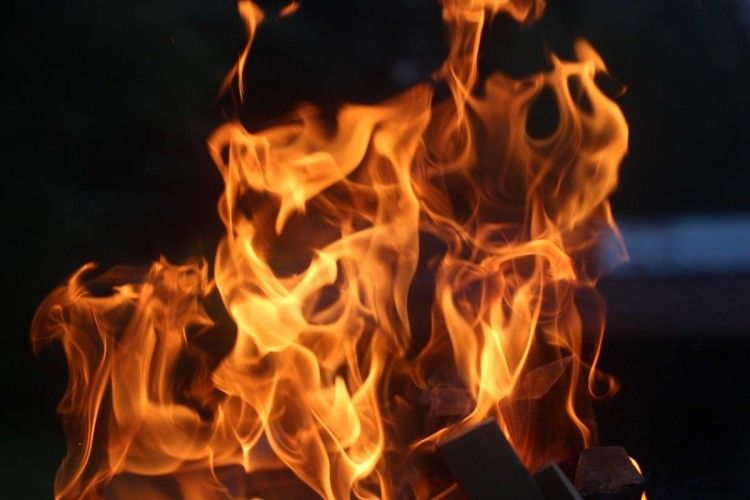 На Берегівщині чоловік, спалюючи сміття, отримав опіки обличчя, шиї, рук й дихальних шляхів