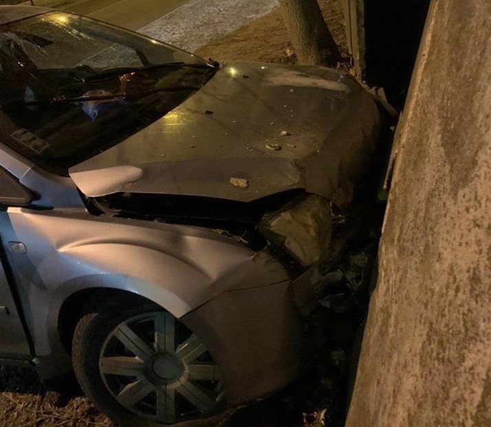 В Ужгороді п'яний водій зупинив авто об бетонний паркан (ФОТО)