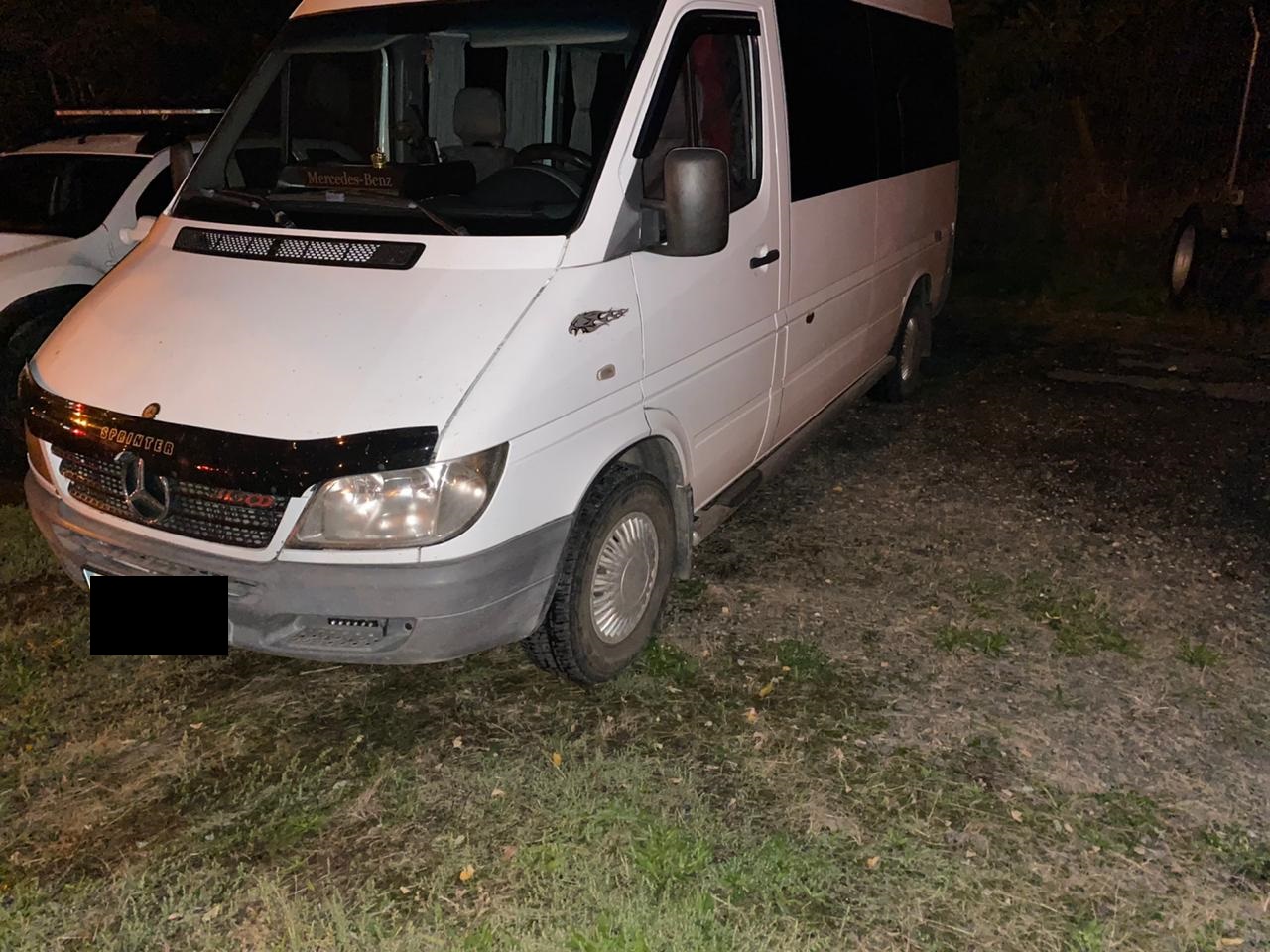 На Закарпатті на кордоні затримали мікроавтобус, розшукуваний як викрадений (ФОТО)