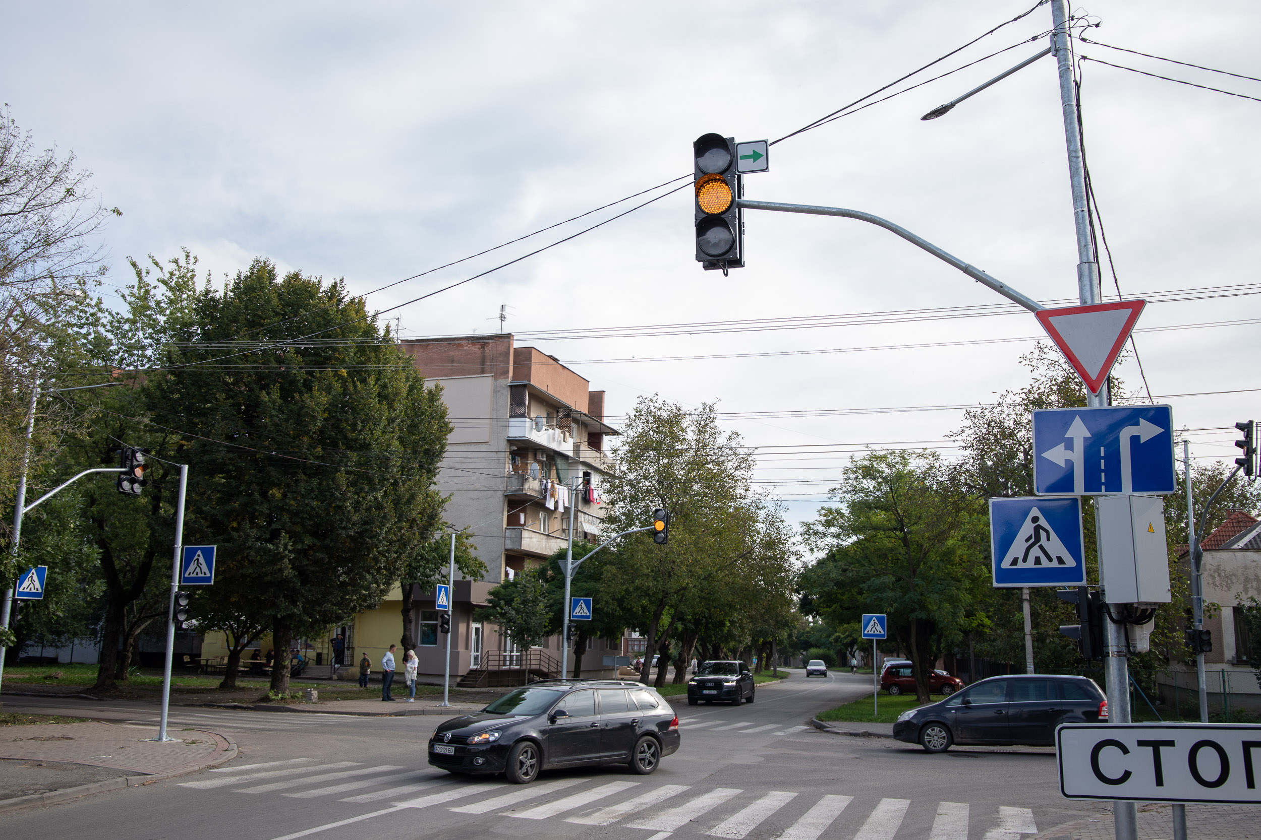ФОТОФАКТ. На перехресті Загорської-Закарпатської в Ужгороді "тестово" запрацював новий світлофор