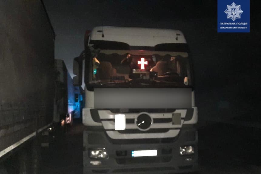 На Ужгородщині водій вантажівки, керуючи у п'яному стані, врізався ззаду в іншу вантажівку (ФОТО)