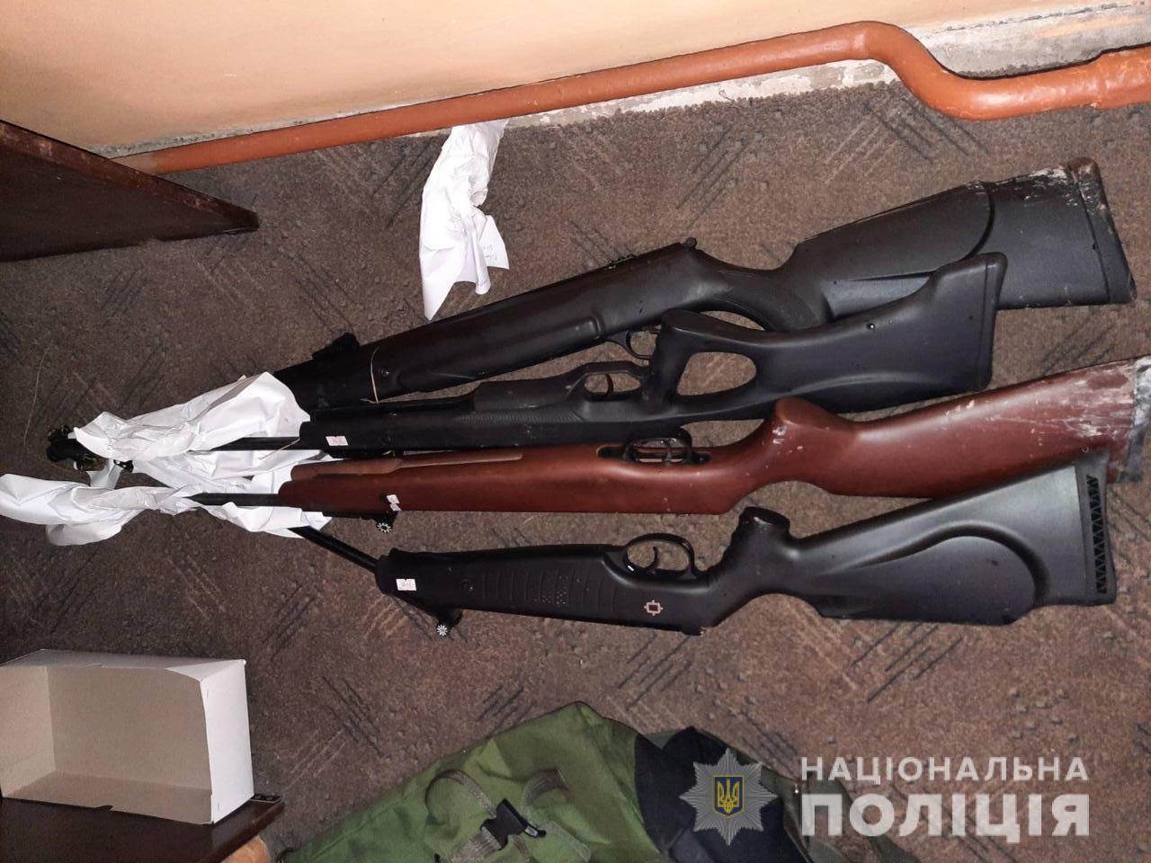 На Рахівщині троє чоловіків викрали зброю з мисливсько-рибальського магазина (ФОТО)