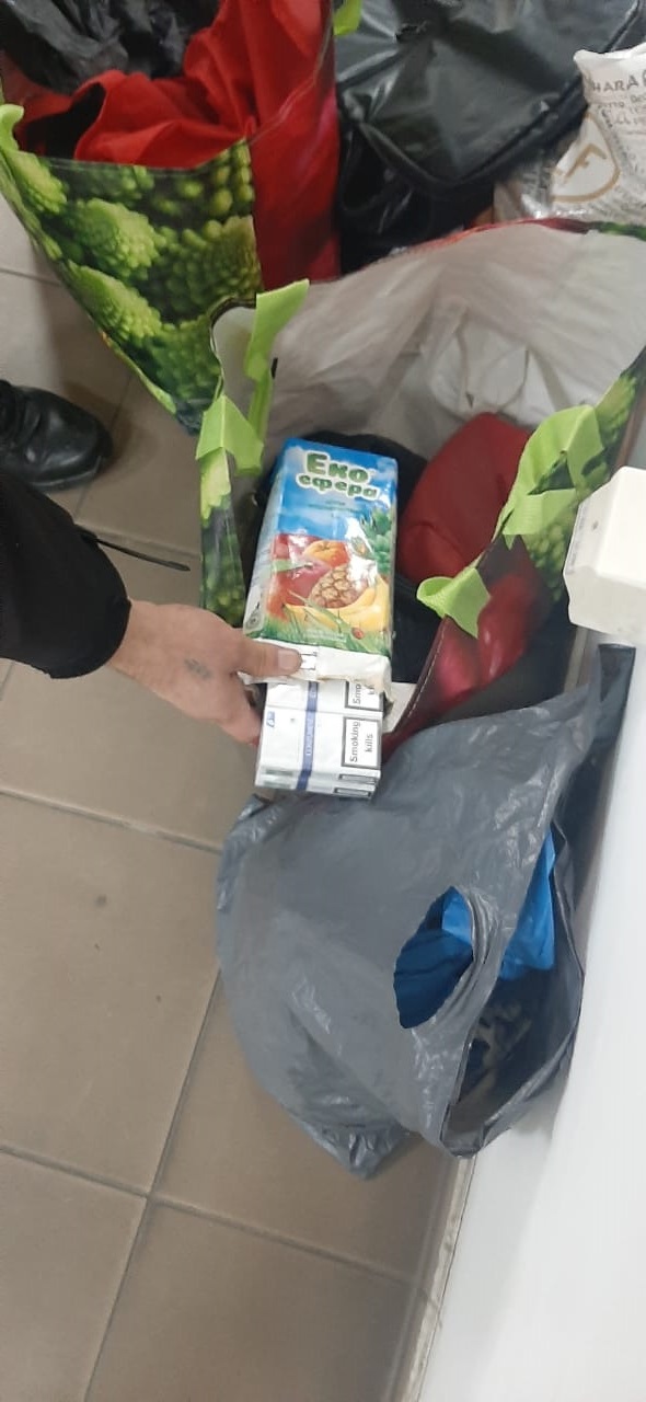 Чотири ящики сигарет, розфасованих в упаковки з-під соку й кави та замотаних у ковдру, знайшли румун, що перетинали кордон на Закарпатті (ФОТО)