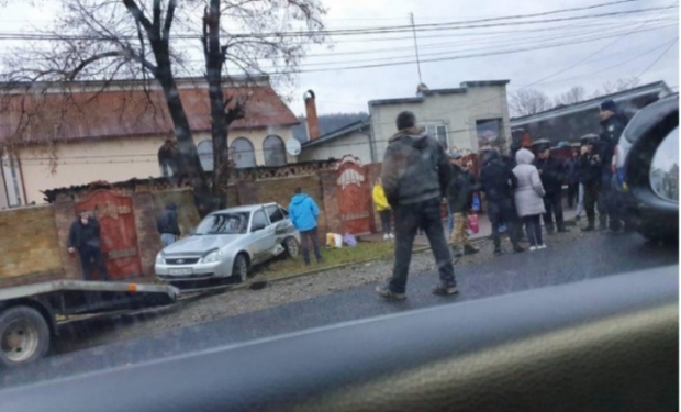 ФОТОФАКТ. На Тячівщині після зіткнення одна з автівок вилетіла на узбіччя і врізалася в дерево