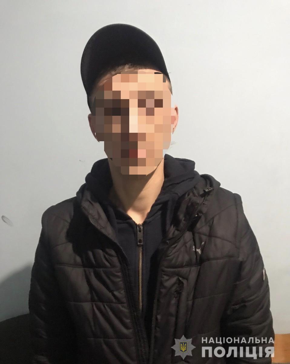 Підозрюваному у грабежі та крадіжках мешканцю Мукачева загрожує до 6 років ув'язнення (ФОТО)