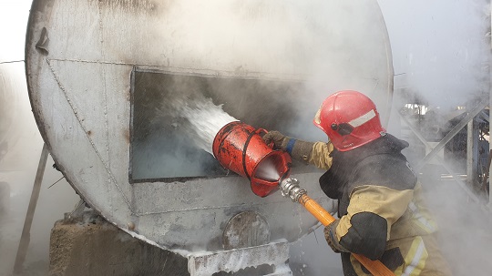 В Ужгороді гасили пожежу на підприємстві, де загорілася смола в бітумній бочці (ФОТО)