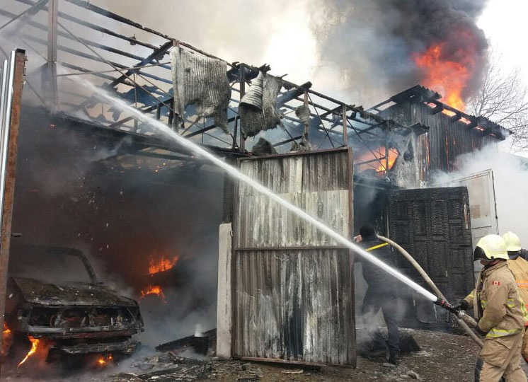 У Міжгір'ї загасили пожежу в автомайстерні, де саме проводилися ремонті роботи (ФОТО)