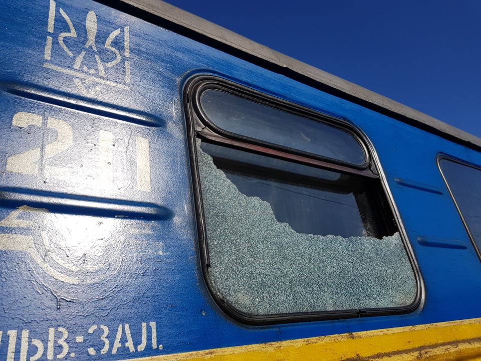 Цигани в Берегові побили вікна потяга Боржавської вузькоколійки (ФОТО)