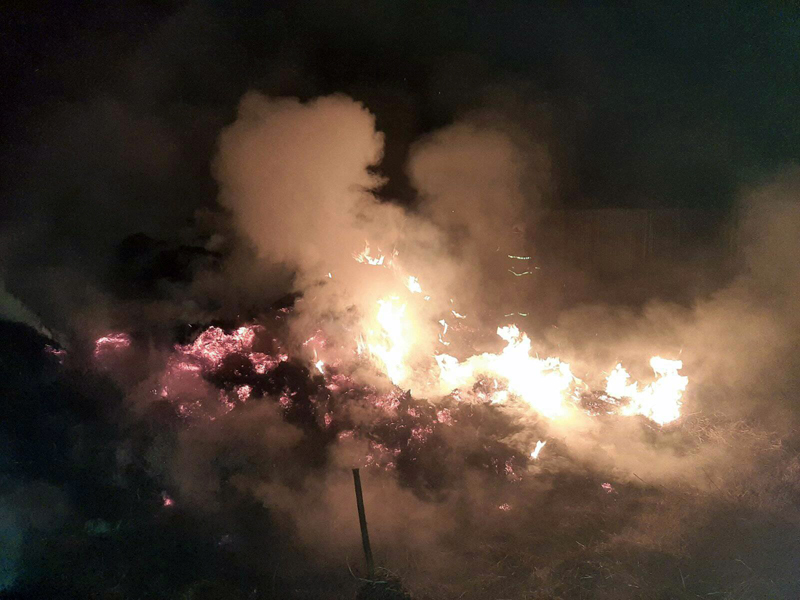 На Виноградівщині загасили пожежу в навісі з сіном, врятувавши житловий будинок і надвірні споруди (ФОТО)