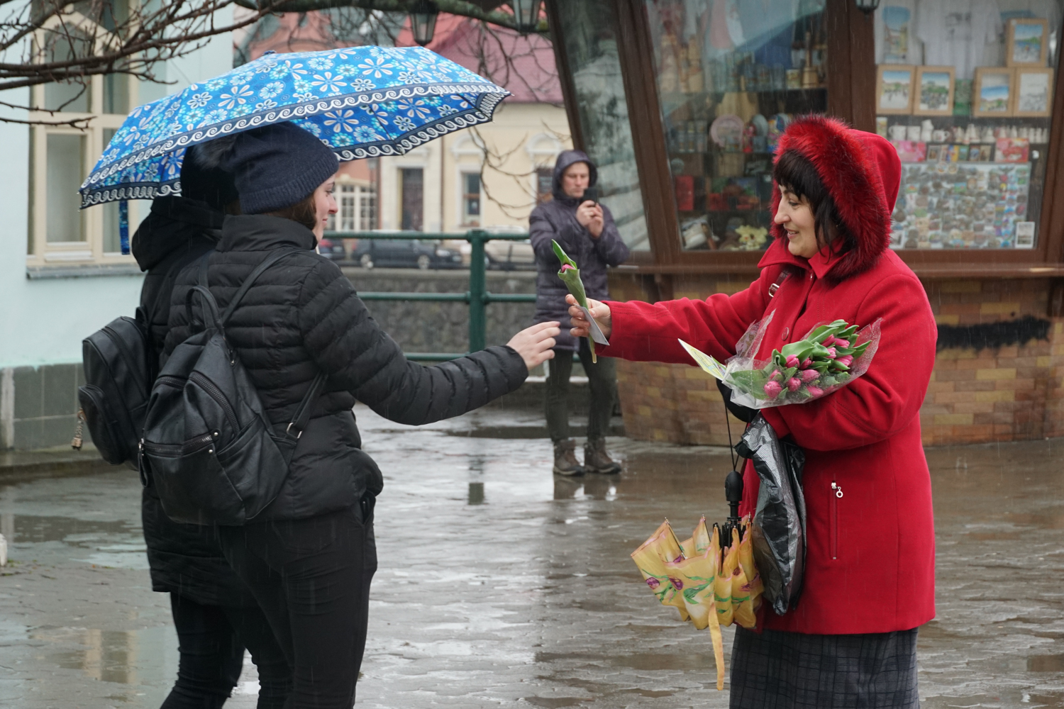 У центрі Ужгорода вітали з Днем Валентина (ФОТО)