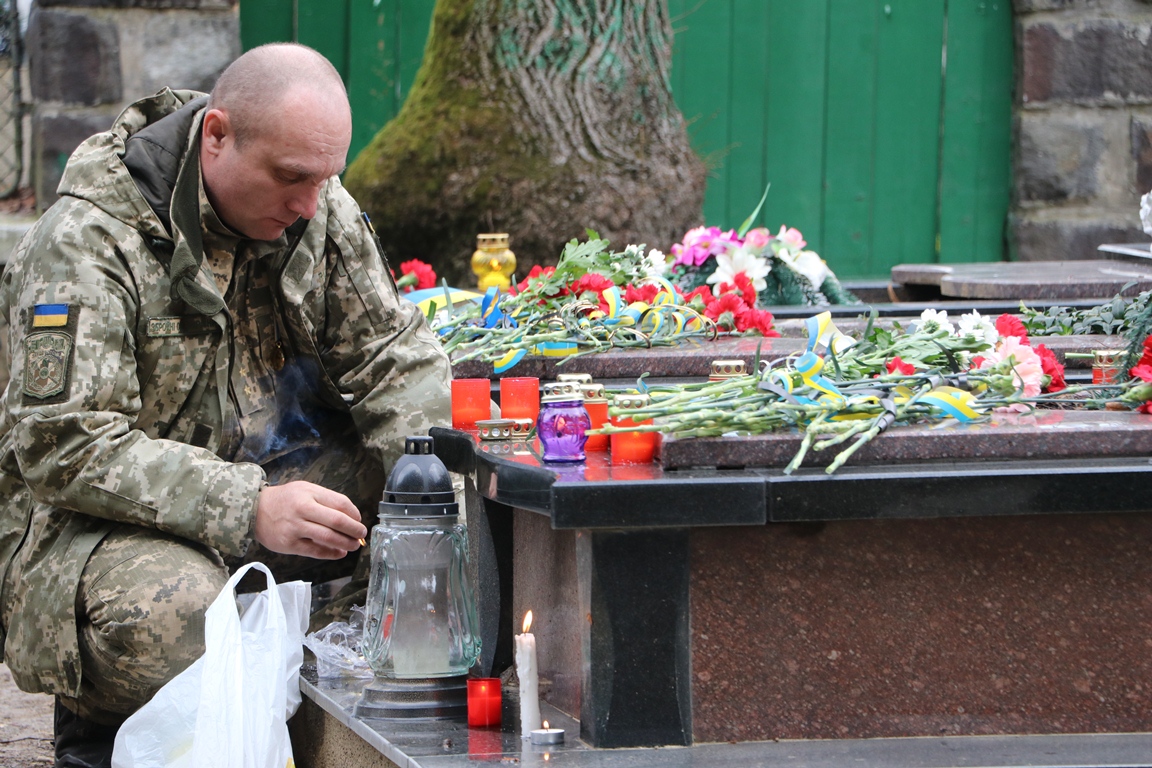 В Ужгороді відбувся мітинг-реквієм зі вшануванням військовослужбовців, що захищали Дебальцівський плацдарм (ФОТО)