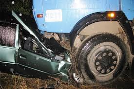 Унаслідок зіткнення "Мерседеса" з вантажівкою на Іршавщині водій загинув, а пасажирка отримала травми