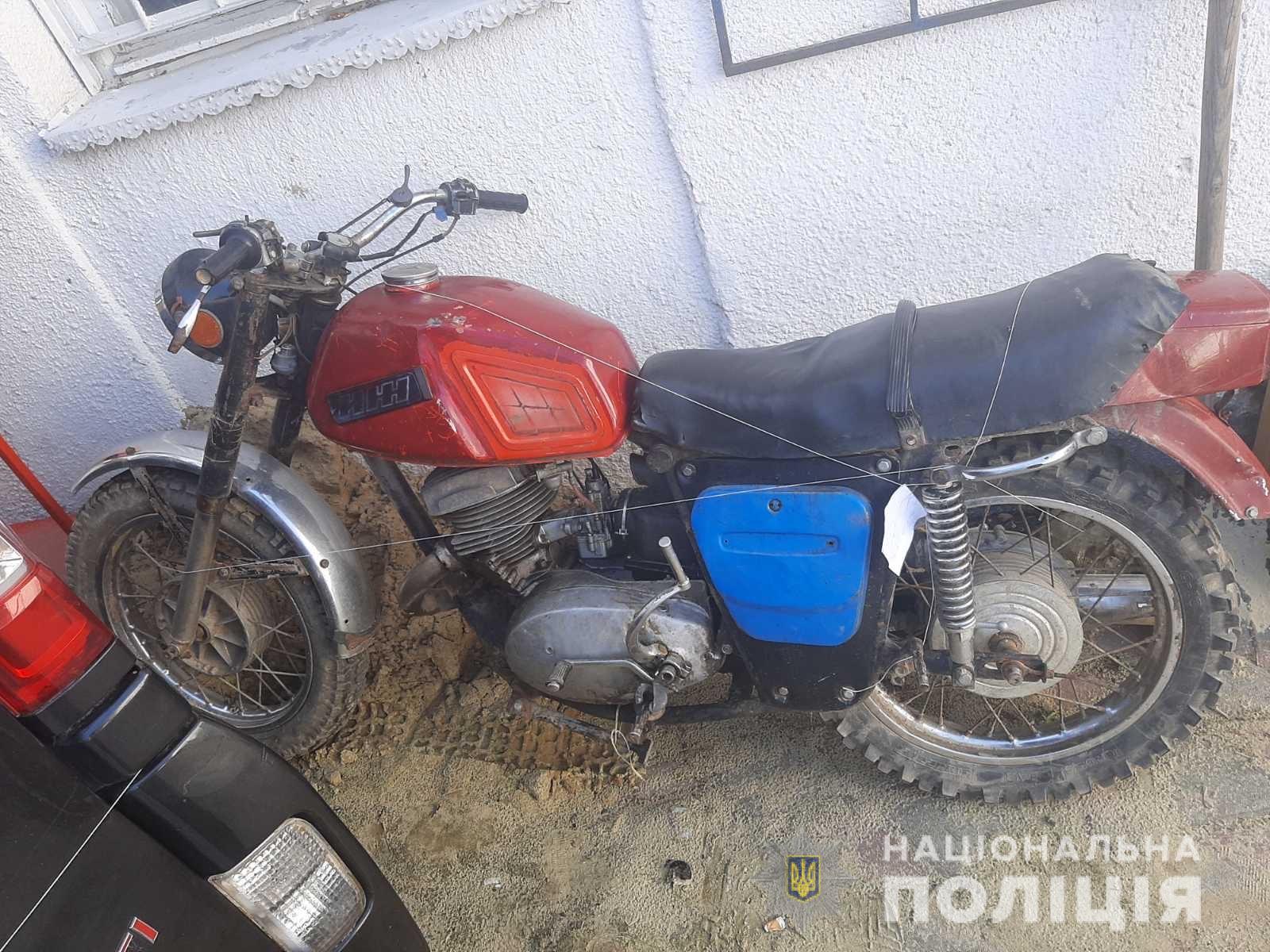 Із дворогосподарства мешканця Сваляви викрали мотоцикл (ФОТО)