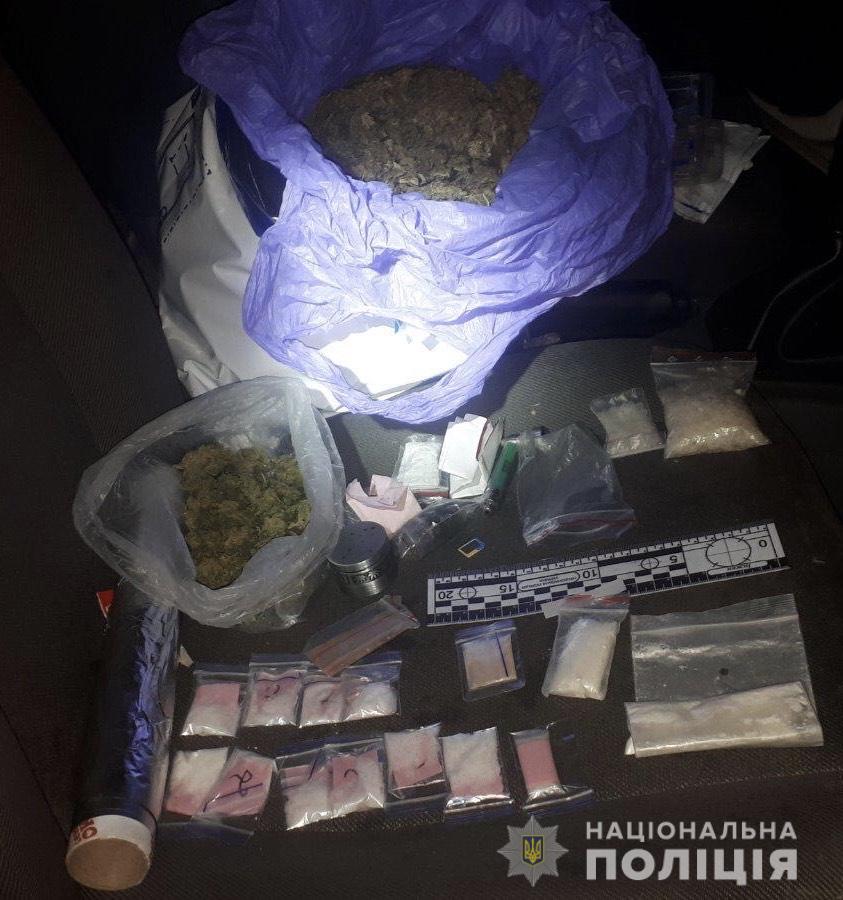 Під час перевірки двох автівок на Виноградівщині поліцейські вилучили у "наркоп'яних" водіїв метамфетамін і марихуану (ФОТО)