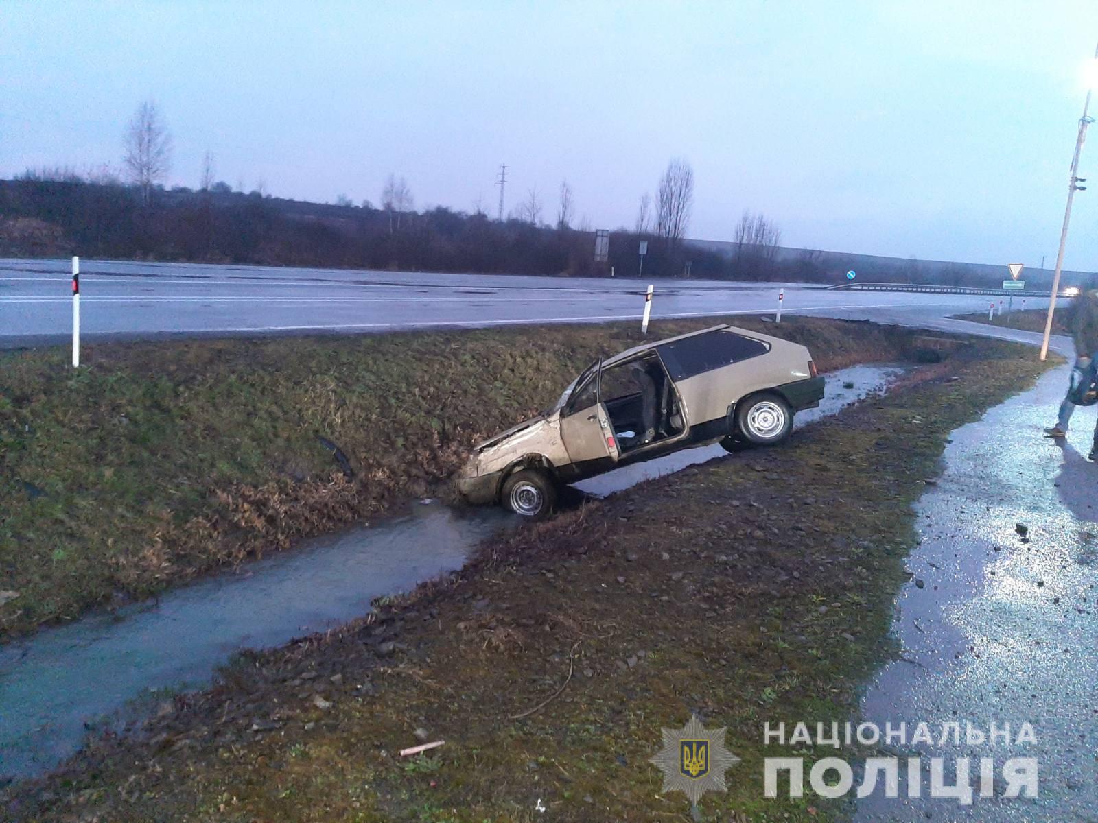 Унаслідок ДТП на Ужгородщині до лікарні доправлено 17-річну пасажирку (ФОТО)