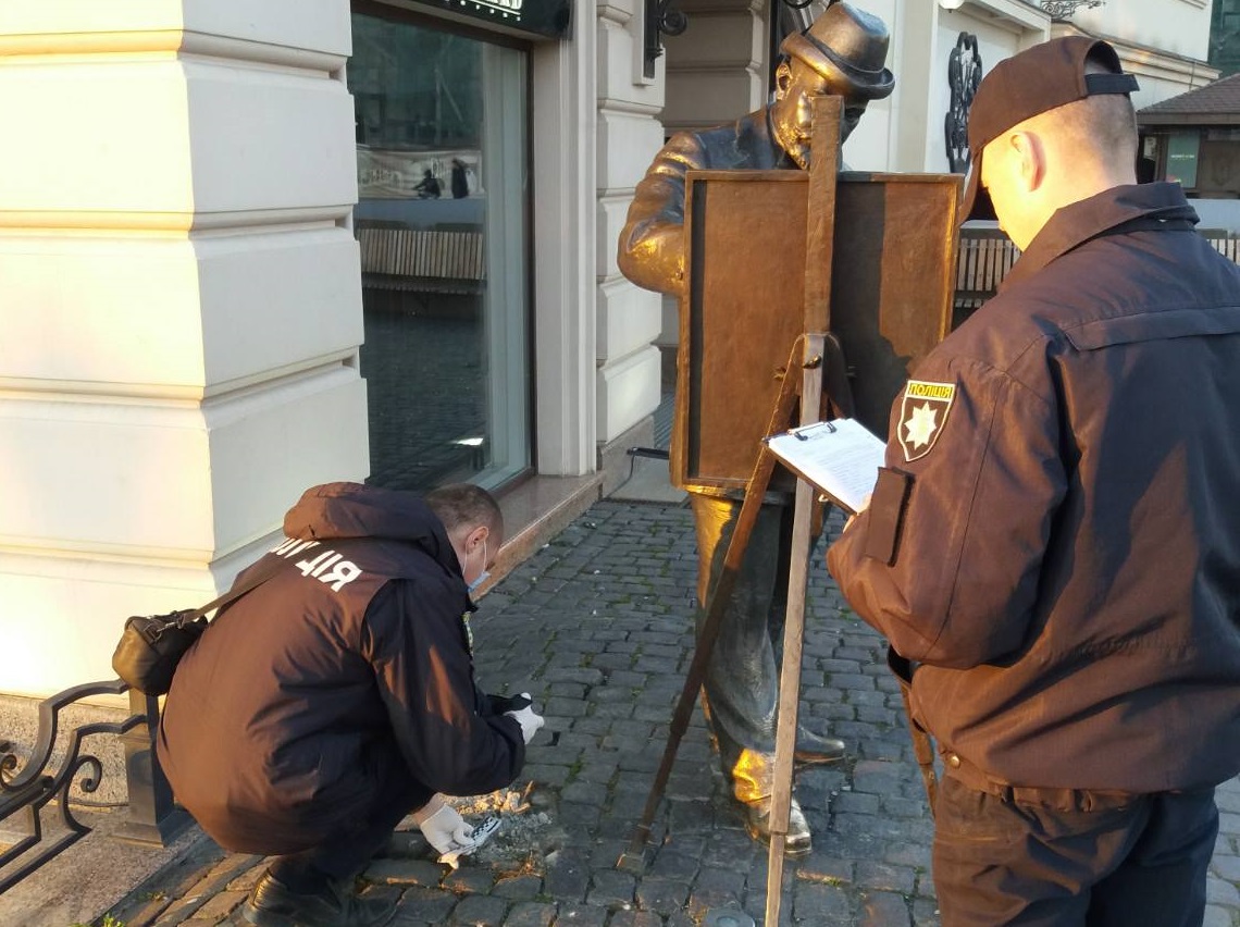 ФОТОФАКТ. В Ужгороді вкрали бронзовий портфель у пам'ятника Рошковичу