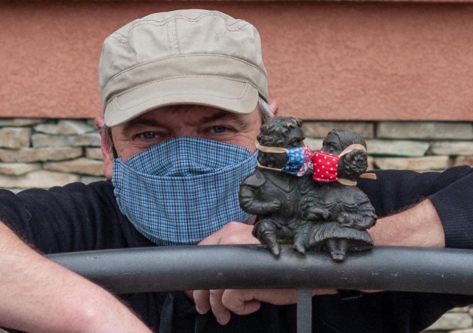 Ужгородець фотографує мініскульптурки у масках (ВІДЕО)