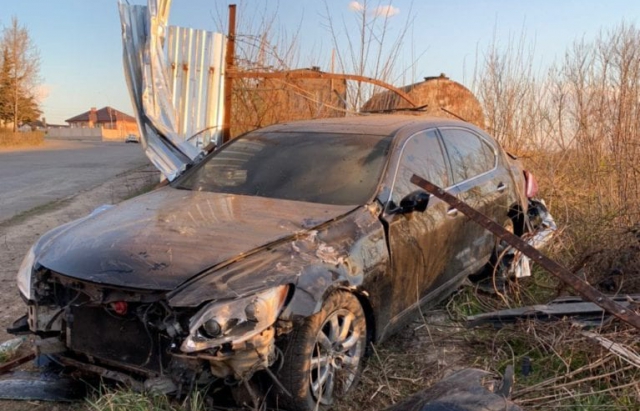 В Ужгороді Lexus вилетів на узбіччя  з дороги та зніс паркан (ФОТО)