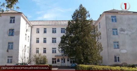Через контакт з жінкою, що згодом померла від коронавірусу, в самоізоляцію відправили 112 медиків Іршавської ЦРЛ (ВІДЕО)