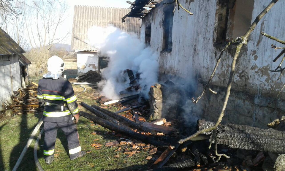 На Великоберезняншині під час пожежі отруїлася чадним газом 86-річна власниця будинку (ФОТО)
