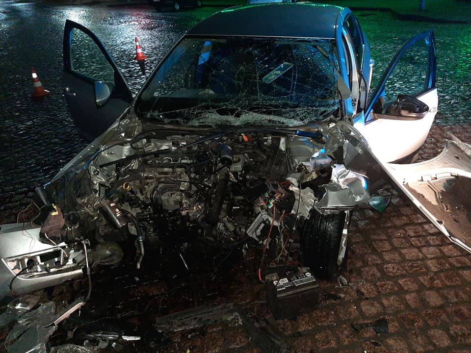 У Мукачеві "Шкода" врізалася в дорожнє коло, загинула 20-річна пасажирка (ФОТО)
