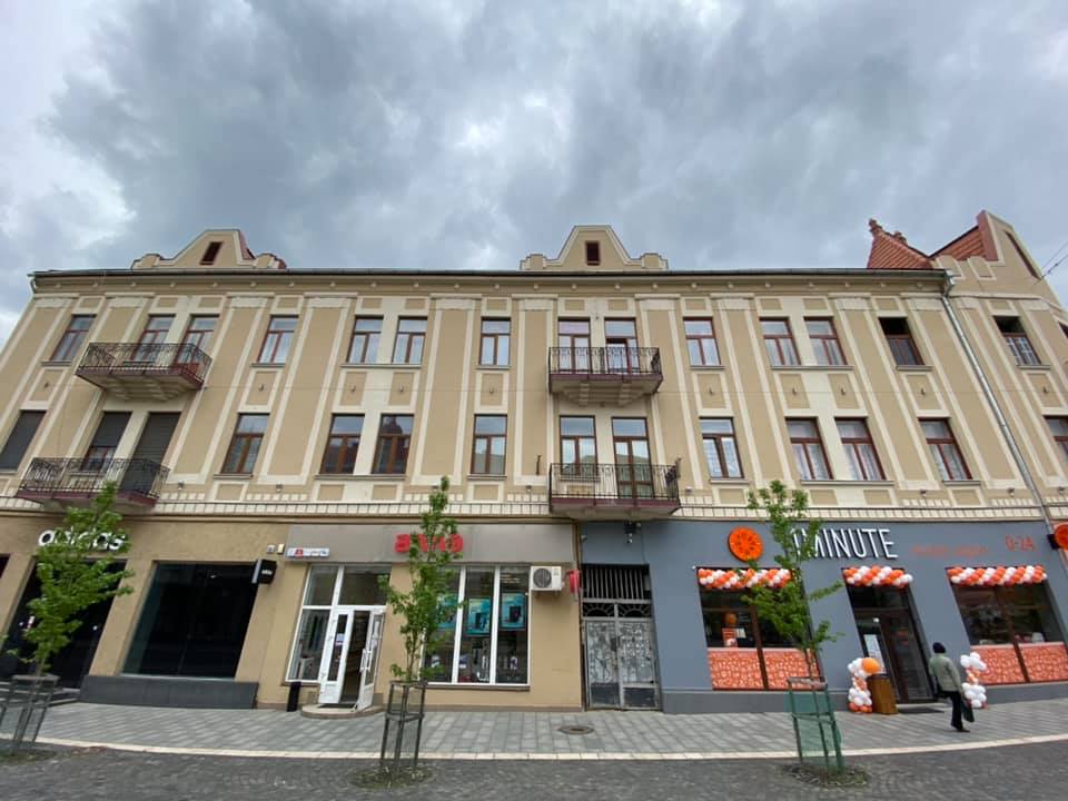 В Ужгороді склали протокол за незаконно встановлену вивіску в історичному центрі на пл. Петефі