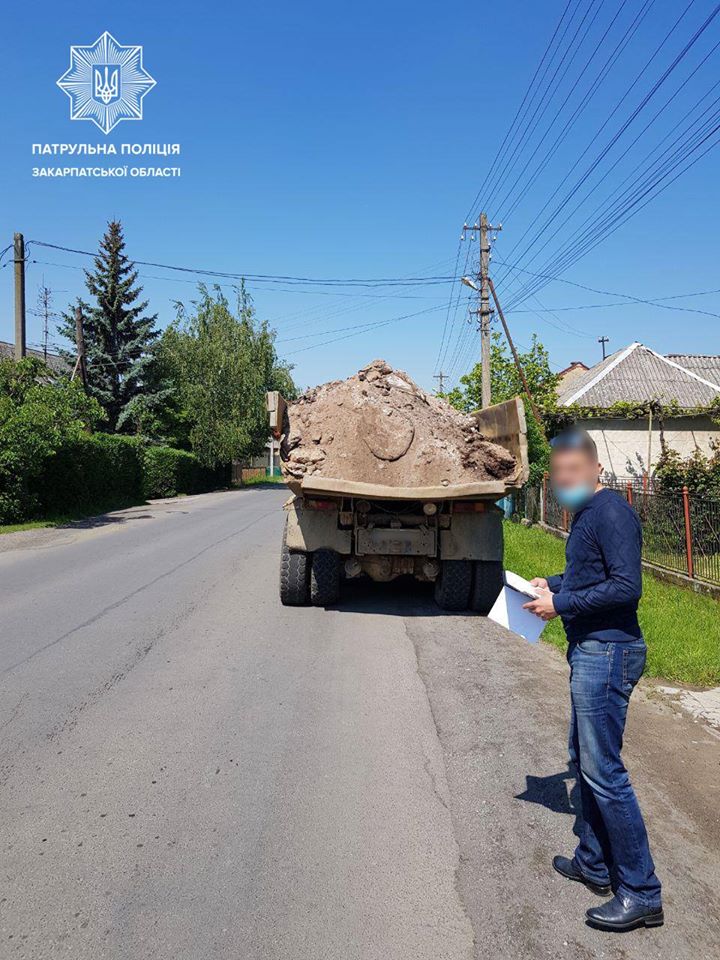 В Ужгороді зупинили водія без документів, який забруднив сміттям із вантажівки дорогу (ФОТО)