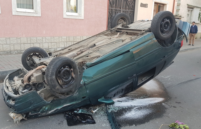 В Ужгороді сталася ДТП за участі 3 авто, одне з яких перекинулося на дах (ФОТО)