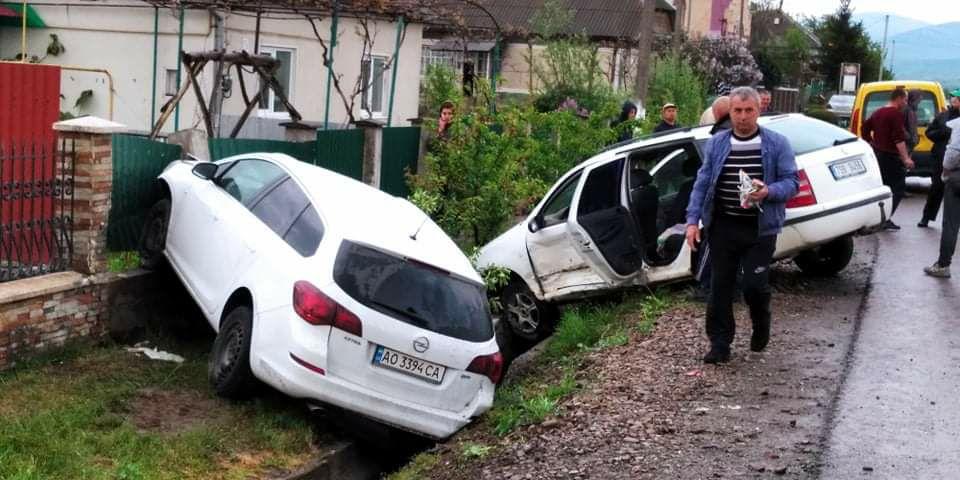 ФОТОФАКТ. У Широкому на Виноградівщині два авто вилетіли в кювет