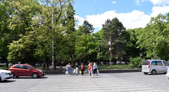В Ужгороді стартував капремонт зеленої зони на площі Петефі 
