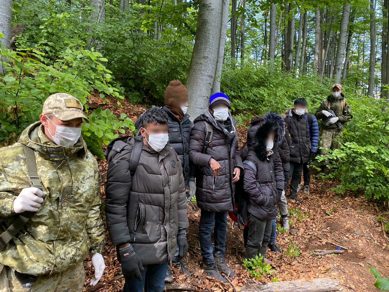 Неподалік Кам’яниці на Ужгородщині у лісі затримали 12 нелегалів з В’єтнаму та Шрі-Ланки (ФОТО)