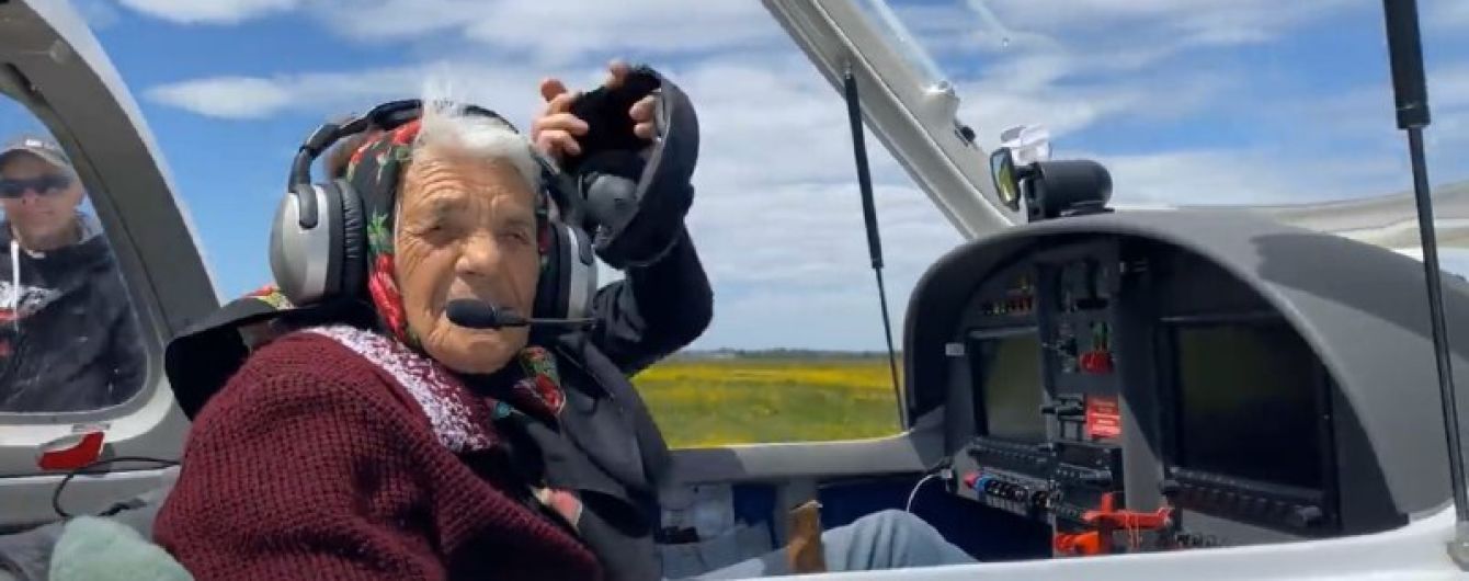 90-річна закарпатка, що дрифтувала на кабріолеті та рулила бензовозом, тепер у польоті покерувала літаком (ВІДЕО)