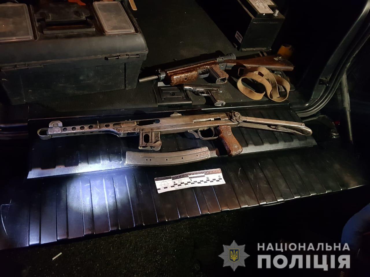 На Тячівщині у BMW X5 під час огляду виявили зброю та набої (ФОТО)