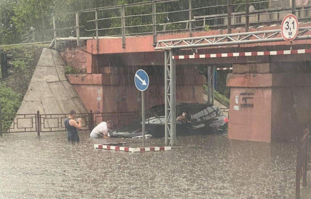 Унаслідок сильної зливи в Ужгороді під мостом на Анкудінова BMW "потонула" у воді (ФОТО, ВІДЕО)