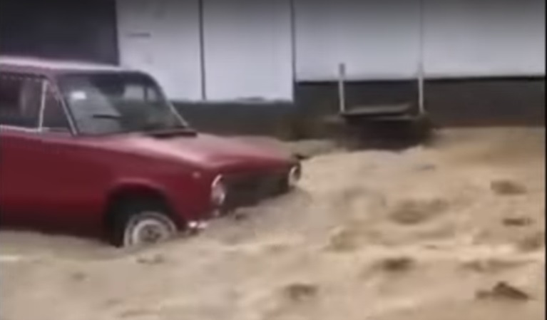 Сильна злива перетворила вулиці Середнього Водяного на Рахівщині на річки (ВІДЕО)
