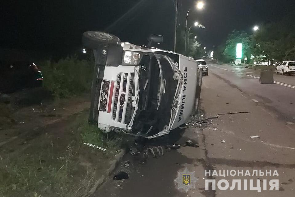 Поліція розслідує нічну ДТП в Ужгороді, де водій BMW влетів у "швидку" (ФОТО)
