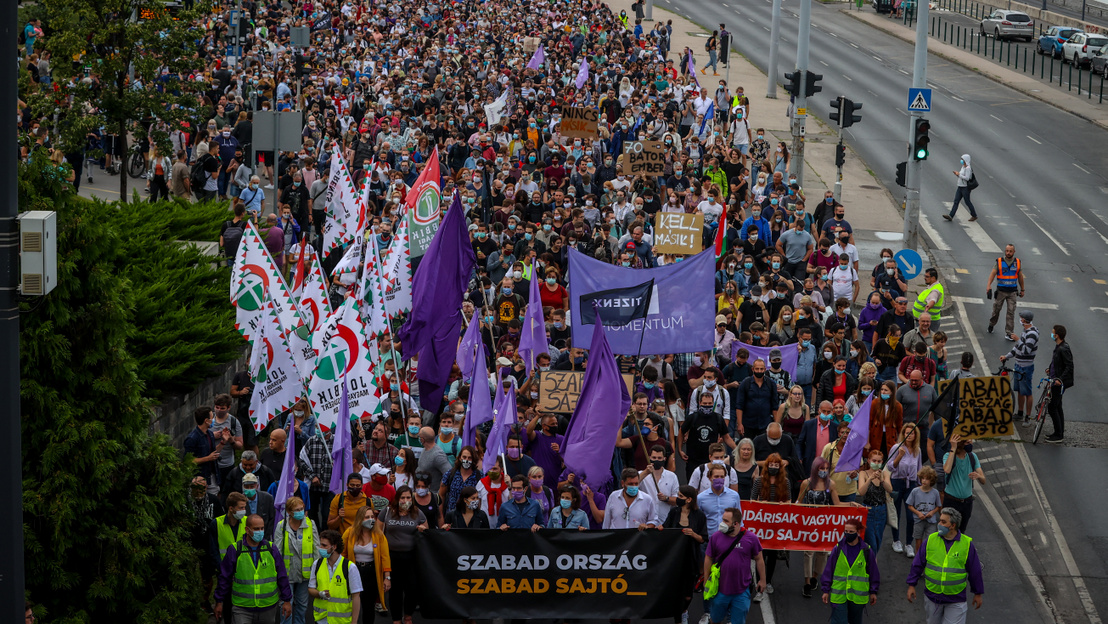 У Будапешті тисячі людей протестували проти втручання Орбана в роботу ЗМІ
